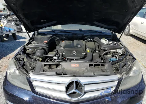 2012 Mercedes-Benz C 250 z USA, uszkodzony, nr VIN WDDGF4HB2CR240408